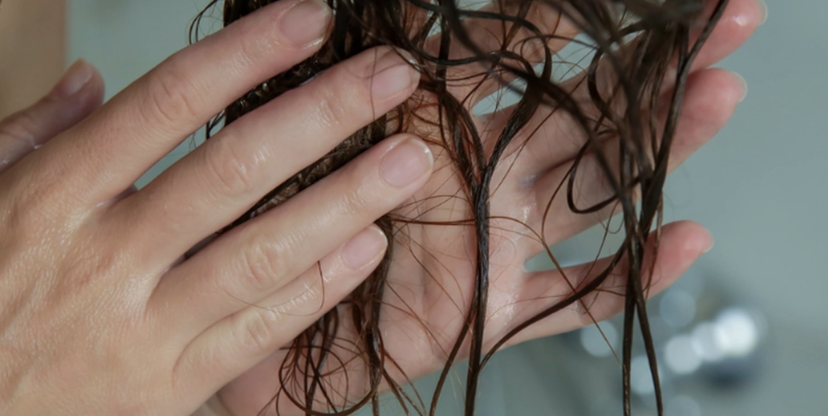 Är det okej att gå och lägga sig med blött hår?