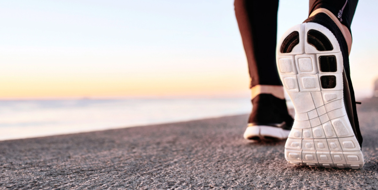 Nästan alla svenskar tror att man måste gå 10.000 steg varje dag: Så ”många” kan du nöja dig med