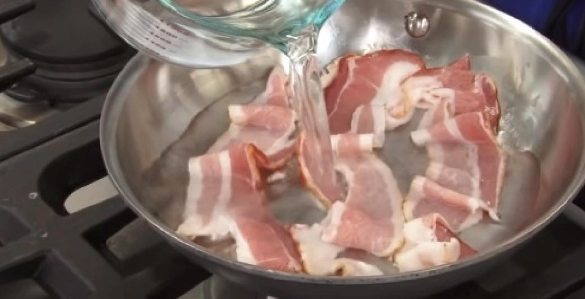 Han häller vatten på bacon – det här knepet är genialt