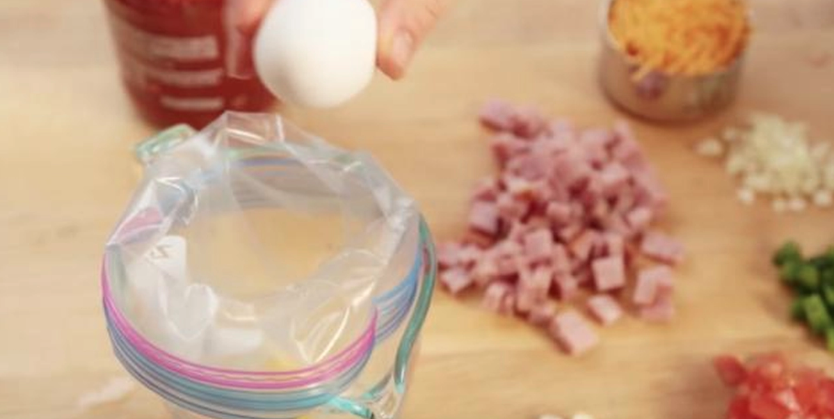 Hon lägger två ägg i en fryspåse – några minuter senare är det en utsökt frukost