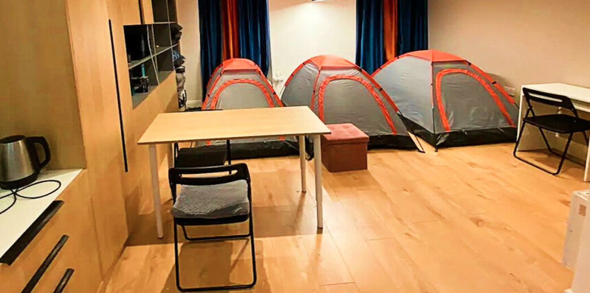 Airbnb-uthyrning går viralt: Nästan 900 kronor per natt för att tälta i en främlings lägenhet
