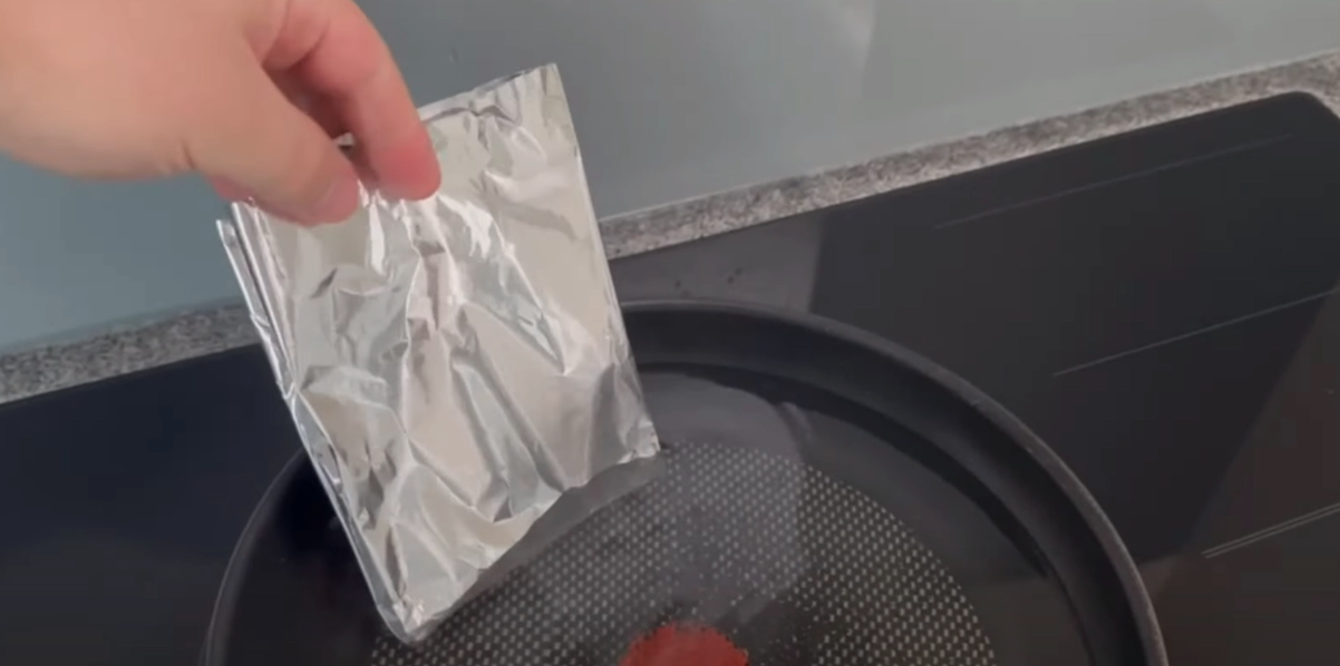 Han lägger aluminiumfolie i kokande vatten: Se sedan vad som händer