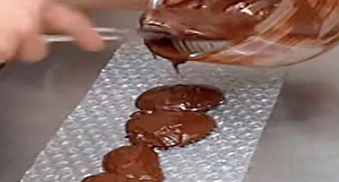 Hon häller upp varm choklad på bubbelplast – vänta tills du ser det färdiga resultatet
