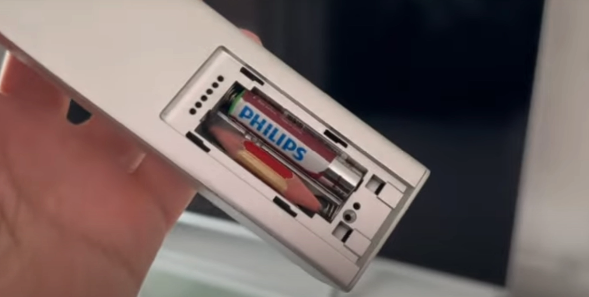 Han sätter en blyertspenna i fjärrkontrollen: Det som sedan händer kommer att få dig att tappa hakan