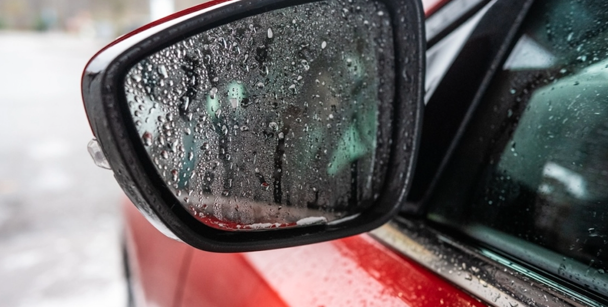 Smart knep blir viralt: Så undviker du vattendroppar på bilens sidospeglar