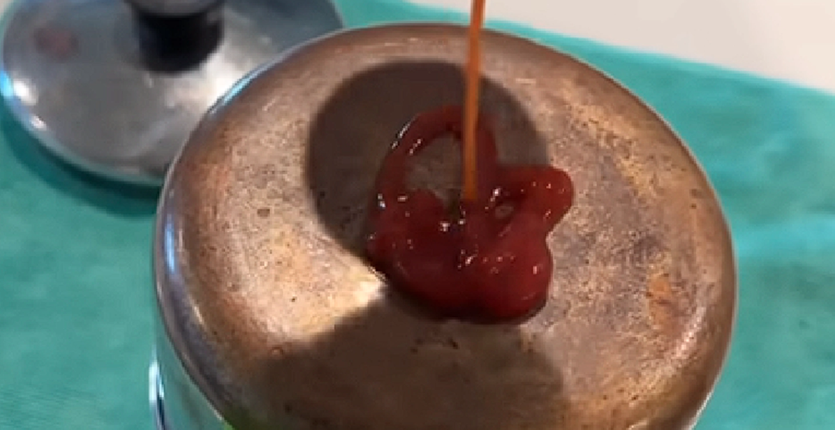 Gnugga ketchup på en stekpanna: Efter 30 minuter är den som ny
