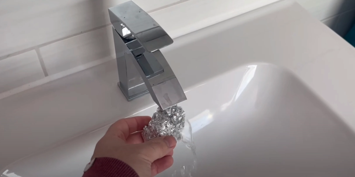 Han sköljer en boll av aluminiumfolie i vatten: Se hur den kan användas för att skapa magi