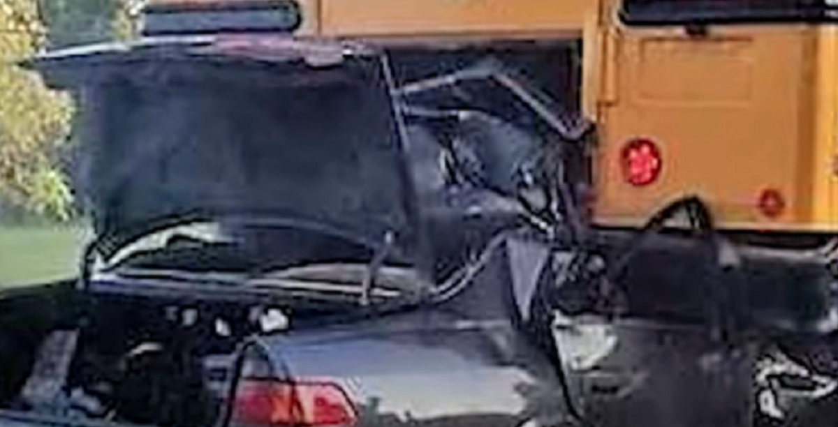 17-årig flicka körde in i skolbuss och dog: Sedan gjorde polisen tragiskt fynd i bilen