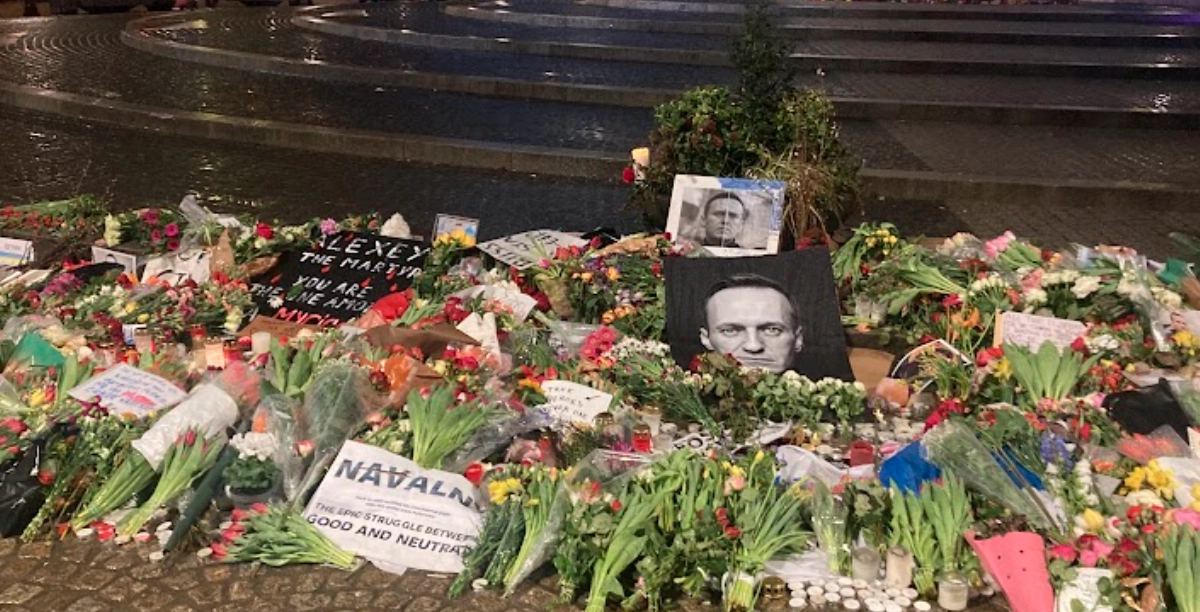 Ryssar hedrade avlidne Navalnyj: Nu döms de till fängelse