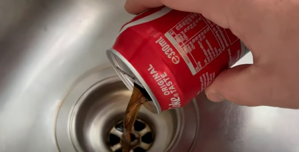 Han häller Cola i handfatet: När du ser varför kommer du också göra det