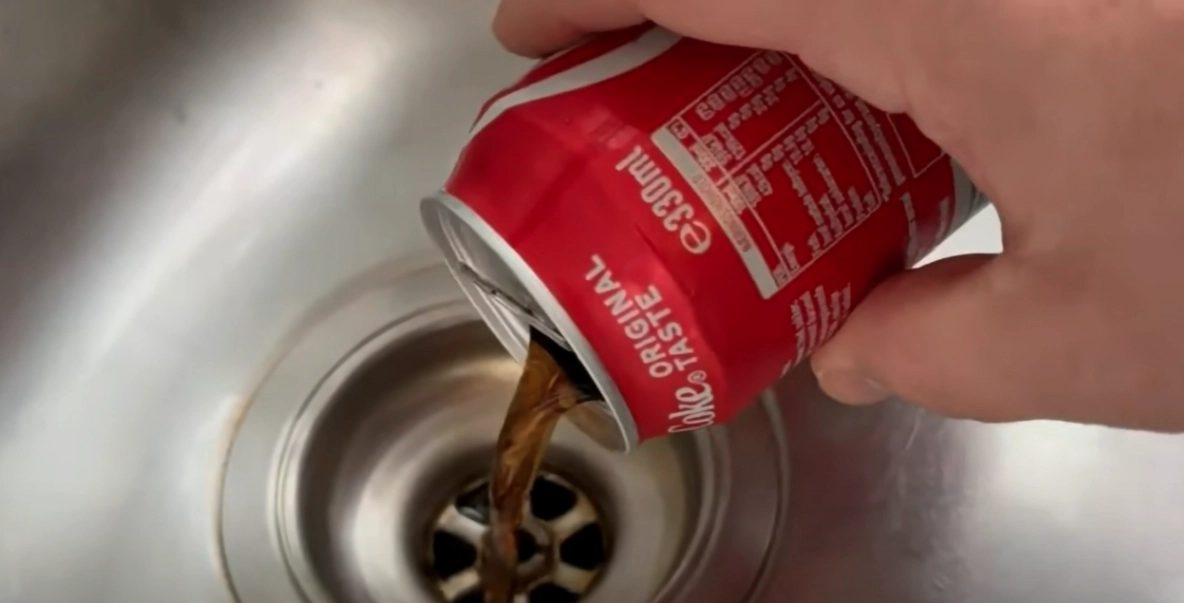 Han häller Cola i handfatet: När du ser varför kommer du också göra det