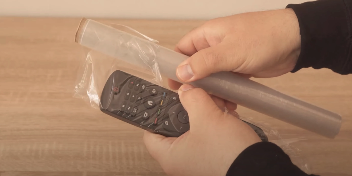 Han lindar in sin fjärrkontroll i plastfilm: Vänta bara tills du får reda på anledningen