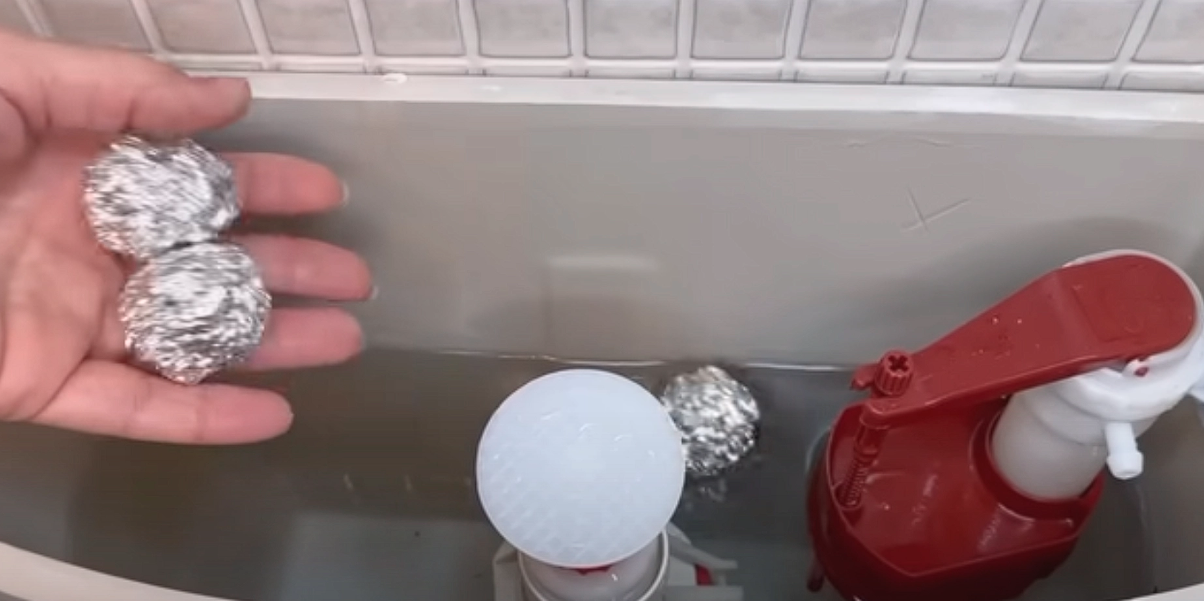 Hon lägger aluminiumsfolie i toaletten: 5 minuter senare kunde hon inte tro sina egna ögon