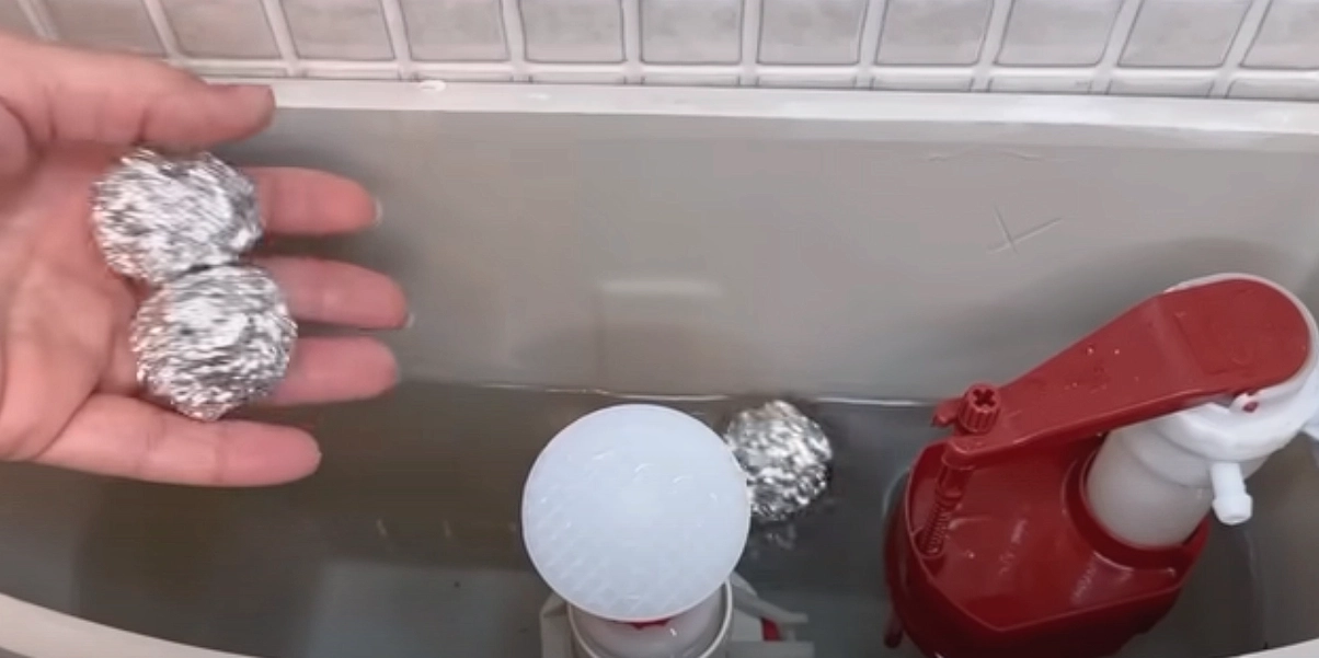Hon lägger aluminiumsfolie i toaletten: 5 minuter senare kunde hon inte tro sina egna ögon