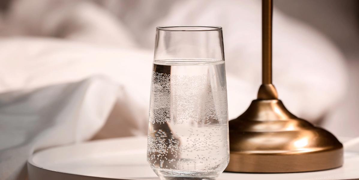 Här är anledningen till att du ska dricka ett glas vatten direkt när du vaknar
