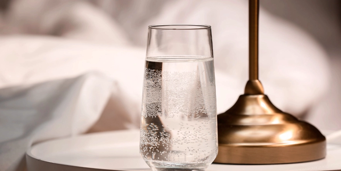 Här är anledningen till att du ska dricka ett glas vatten direkt när du vaknar