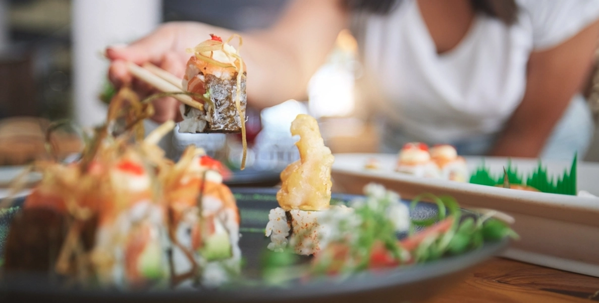 Influencer gick berserk på sushirestaurang efter att ha nekats gratis mat: Då erbjöd restaurangen detta istället