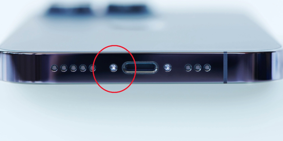 Detta hålet finns på alla telefoner, men inte många vet vad det är till för: Här är dess viktiga funktion
