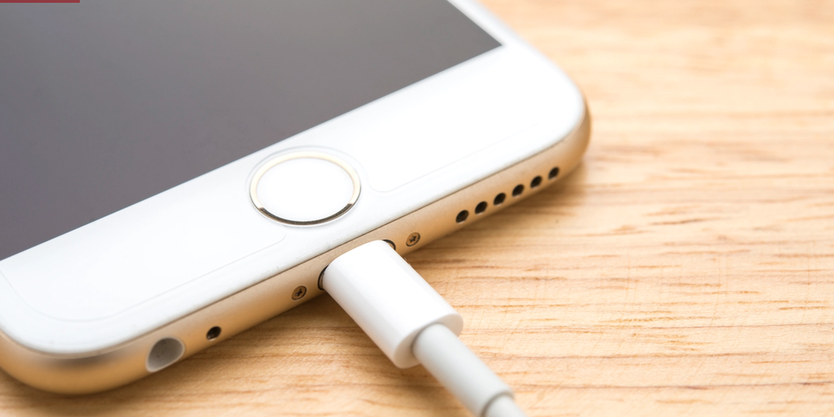 Många gör det: Därför ska du aldrig låta din telefon vara kvar i uttaget efter 100%