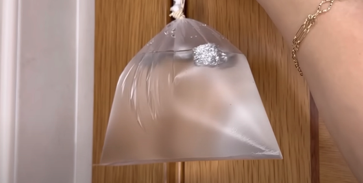 Hon hänger upp en påse med vatten och aluminiumfolie i köket: När du ser varför kommer du göra samma