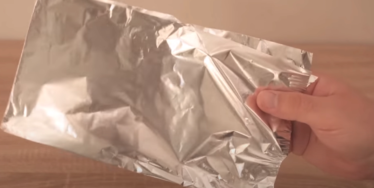Lägg aluminiumsfolie på madrassen: Morgonen efter kommer du att tacka dig själv