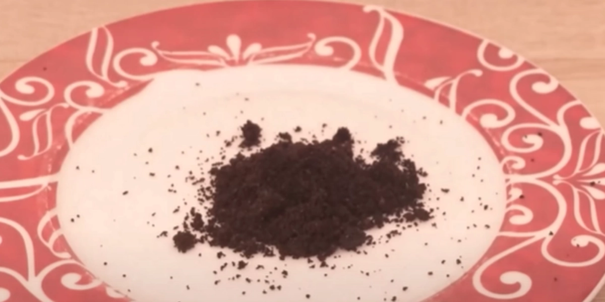 Kaffesump på fönsterbrädan är en billig lösning på ett utbrett problem