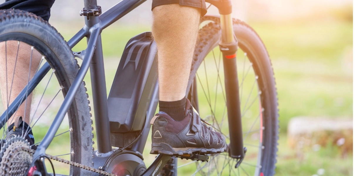 Hur hälsosamt är det egentligen att cykla på en elcykel? Läkarna har ett tydligt svar