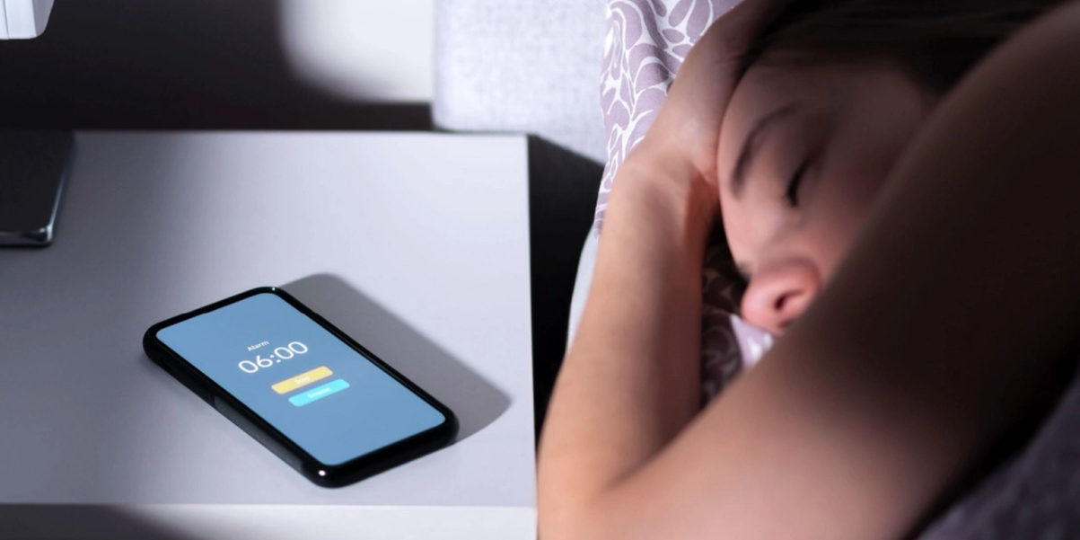 Är det ohälsosamt att trycka på snooze-knappen på morgonen?