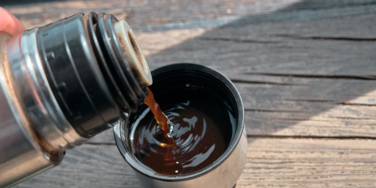 Så får du enkelt bort te- och kaffefläckar från din termos