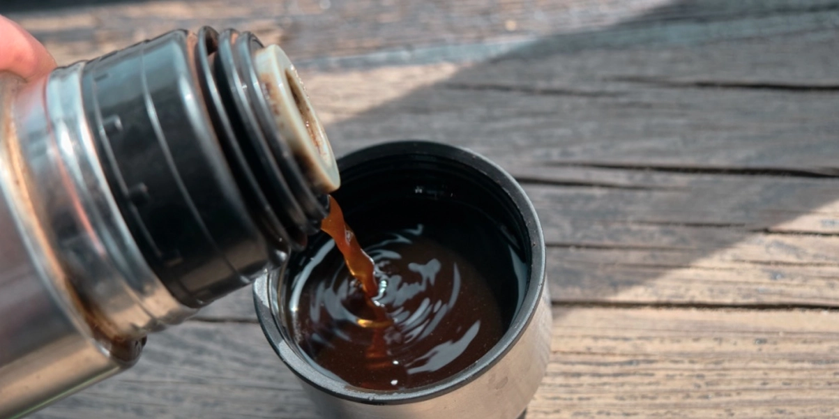 Så får du enkelt bort te- och kaffefläckar från din termos