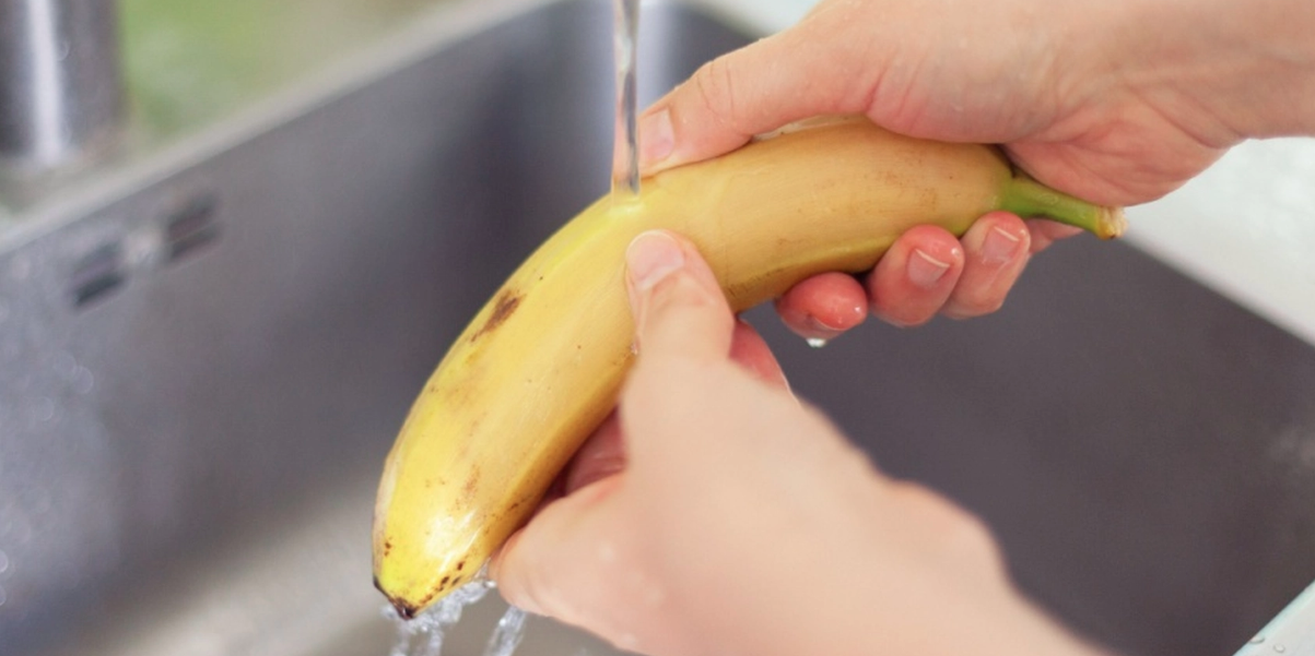 Ska man tvätta bananen innan man skalar den? Experter uttalar sig
