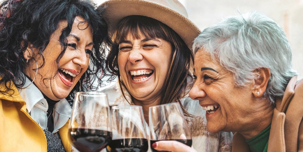 Nytt forskningsresultat: Ett glas vin med vännerna kan förlänga ditt liv