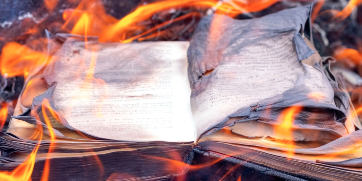 Ryska tonåringar gripna för att ha bränt en bibel – riskerar flera år i fängelse