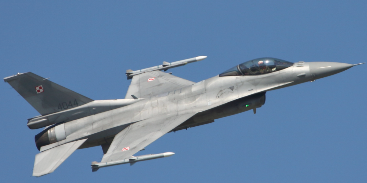 Ökad militär aktivitet över Polen som svar på rysk beskjutning