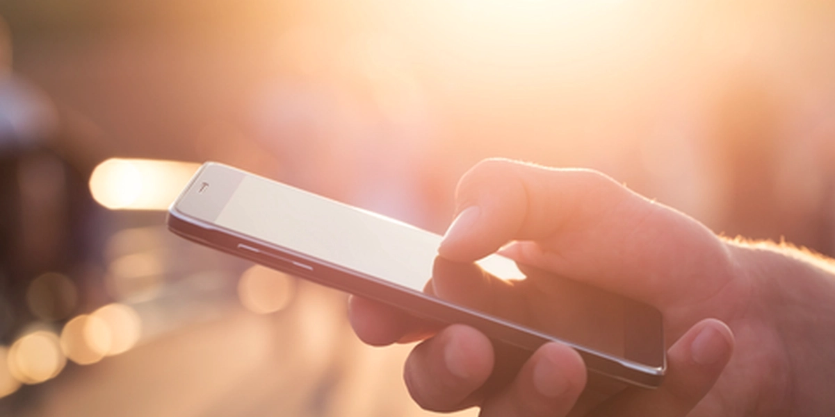 Vanligt misstag med överhettade telefoner på sommaren – skadar din enhet ytterligare