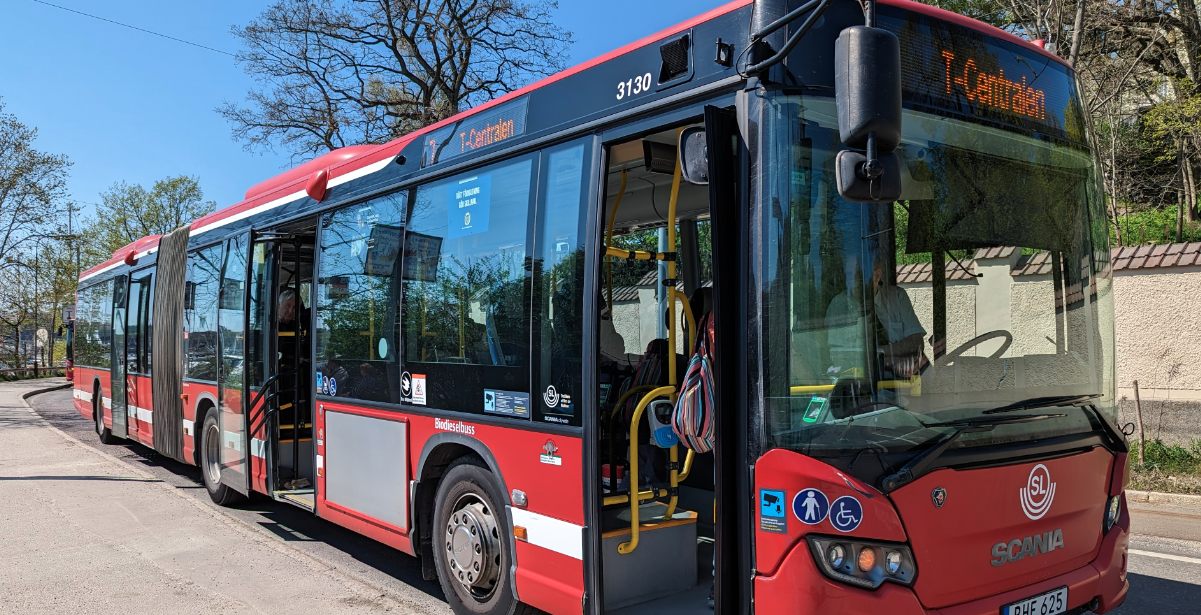 Stockholm drabbas av trafikproblem – 190 avgångar ställdes in efter att nya bussbolaget tog över