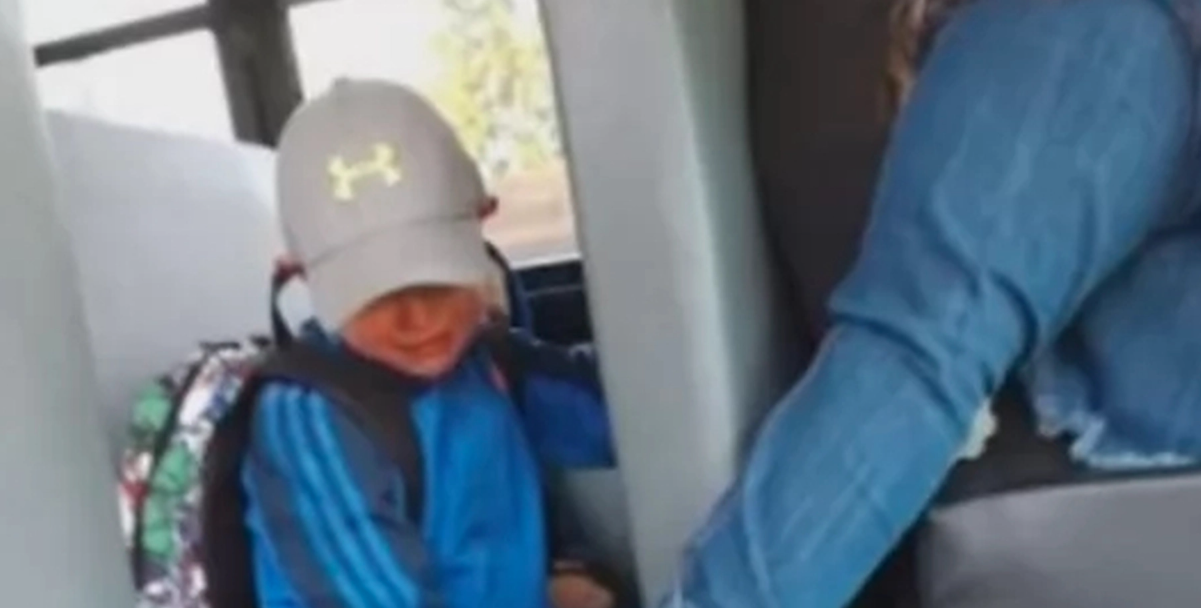 När Axel tar bussen gör busschauffören något hon tror ingen ser: Några dagar senare har bilden delats över hela världen