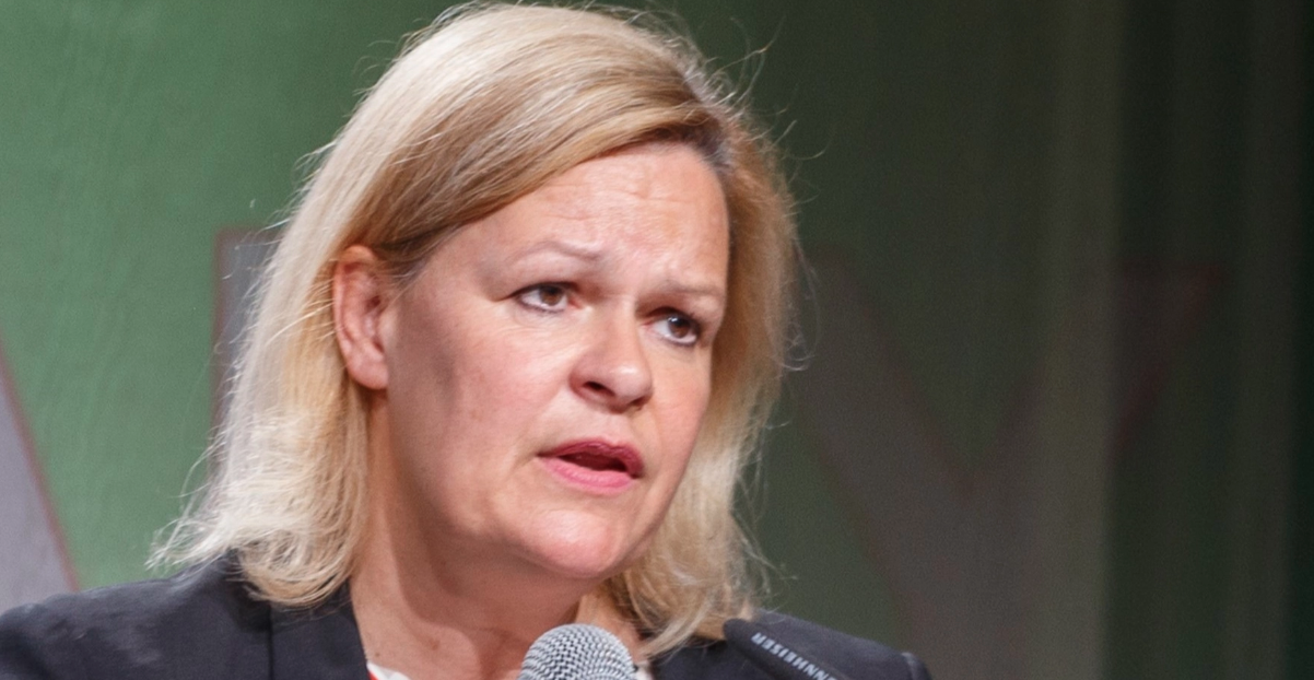 Tysk minister slår larm: Högerextremism och spionage hotar demokratin