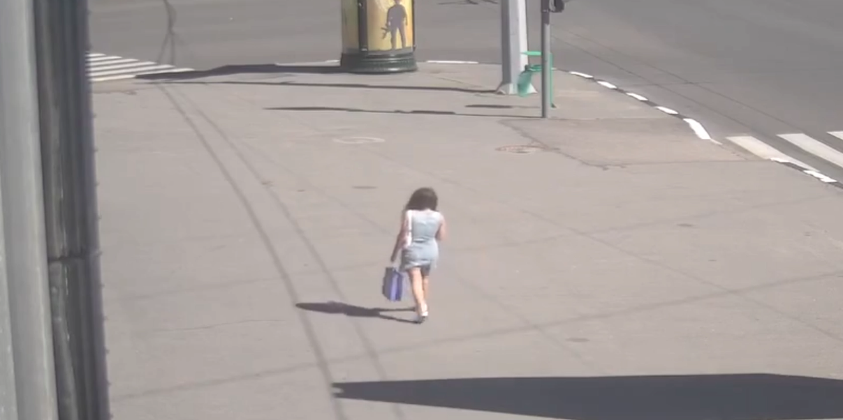 Video: Kvinna undkommer mirakulöst när raket slår ned i Charkiv