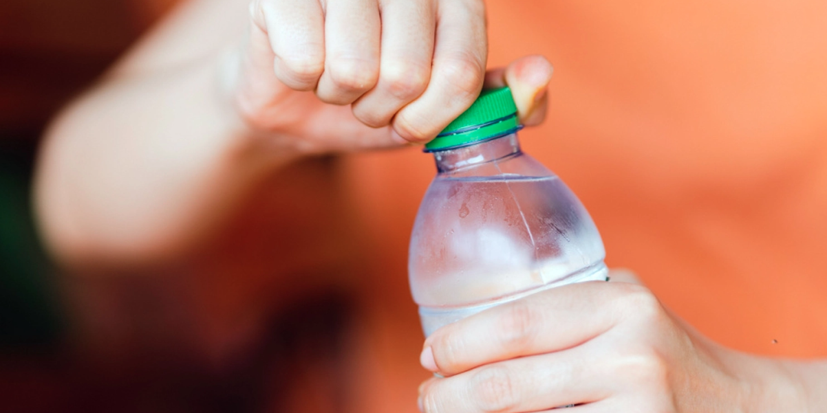 Så länge kan du dricka vatten från en plastflaska