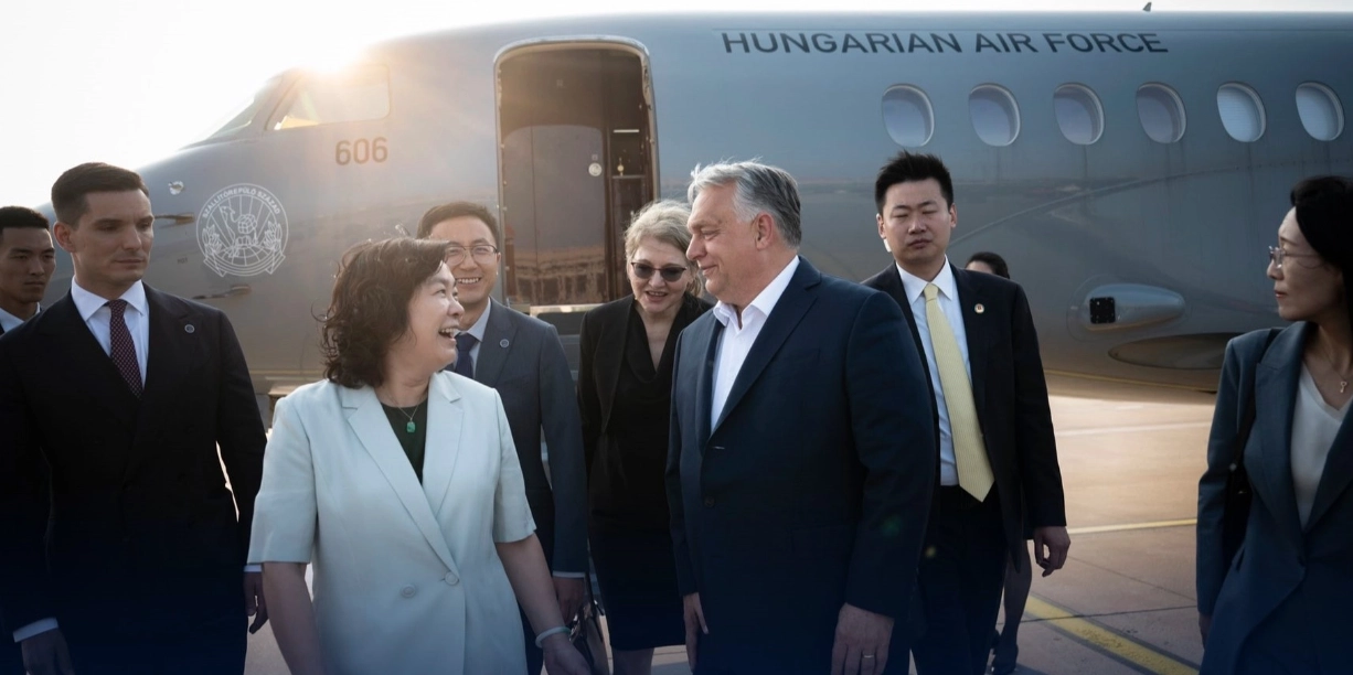 Orbán anländer till Kina på ”fredsmisssion” efter samtal med Putin