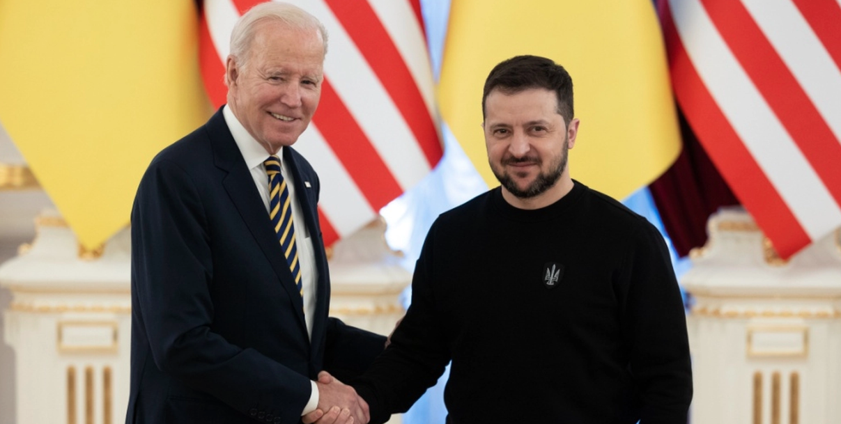 Video blir viral: Se Zelenskyjs reaktion när Biden kallar honom ’Putin’