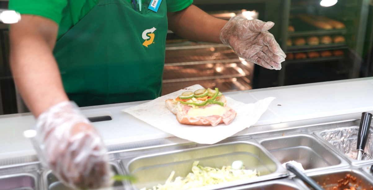 Ung Subway-anställd misshandlad till blods av arg kund: Du gissar aldrig varför