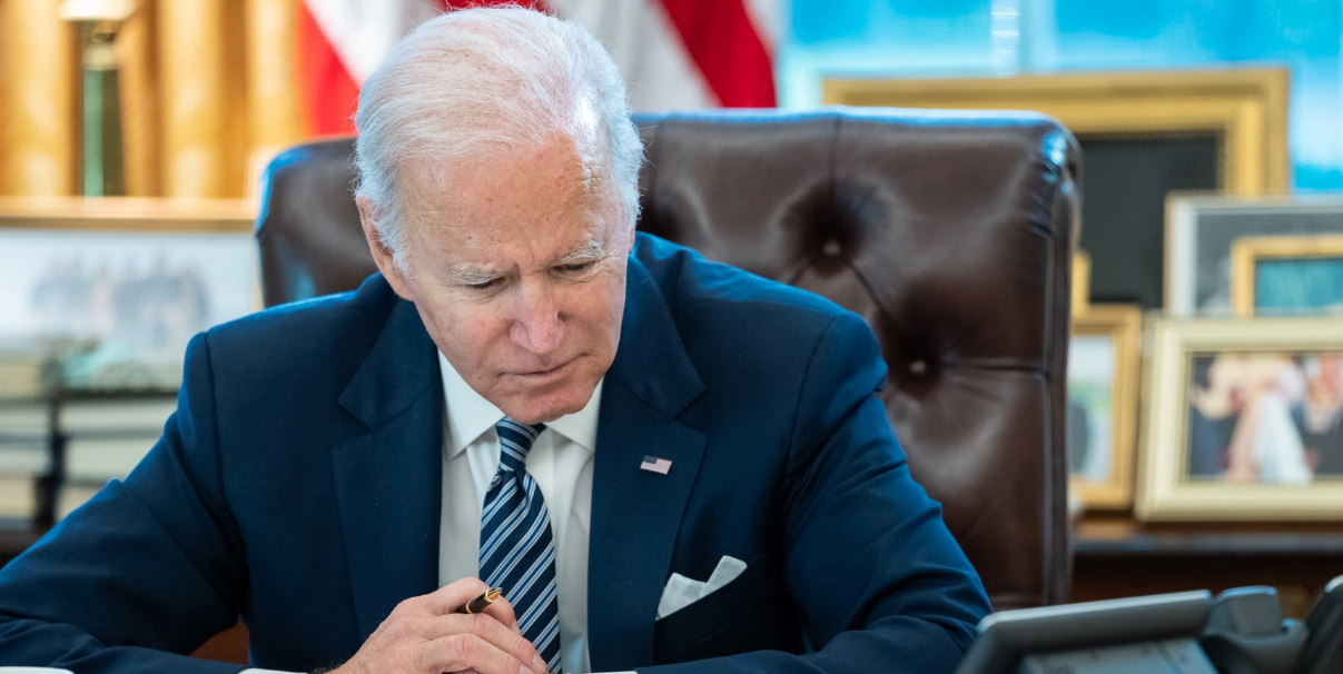 Hård kritik mot Biden efter kaotiskt uttåg från Afghanistan