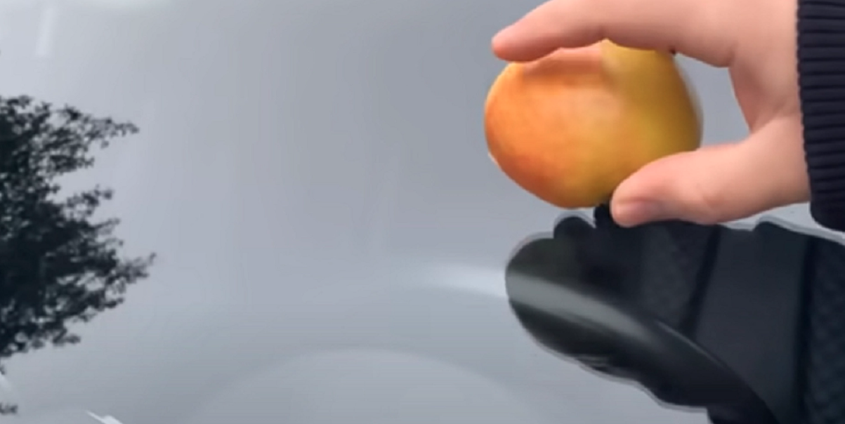 Få känner till detta geniala trick: Därför ska du gnida ett äpple mot bilens vindruta