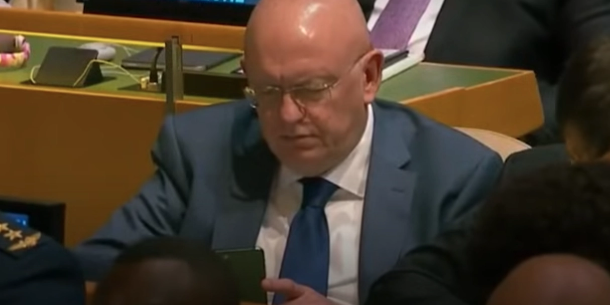 Folk rasar: Ryska representanten fipplar med mobilen mitt under Zelenskys FN-tal