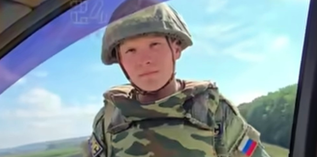 VIDEO: Man trotsar ryska gränsvakter med ukrainsk nationalsång vid gränsen