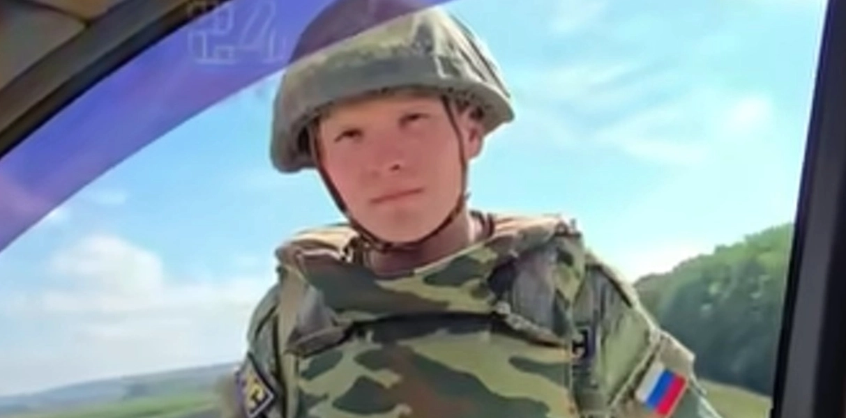 VIDEO: Man trotsar ryska gränsvakter med ukrainsk nationalsång vid gränsen