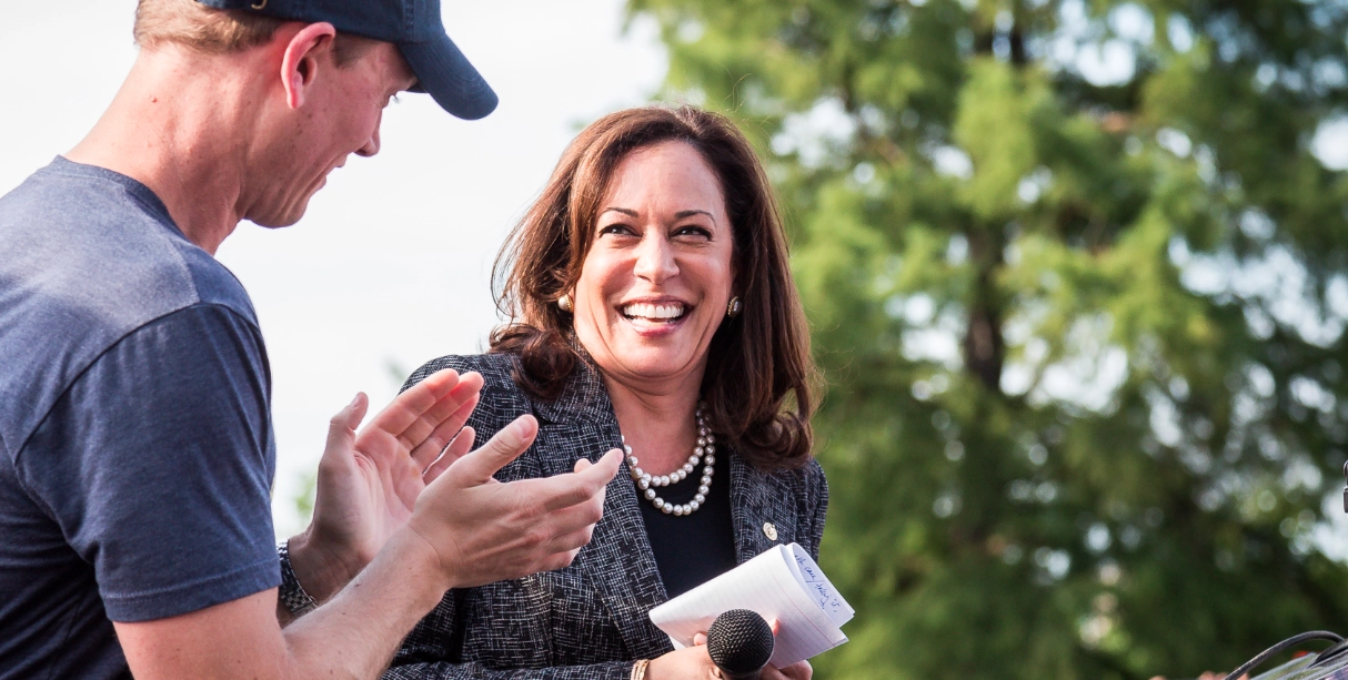 Harris går om Trump bland förortsväljare – ny undersökning visar avgörande svängning