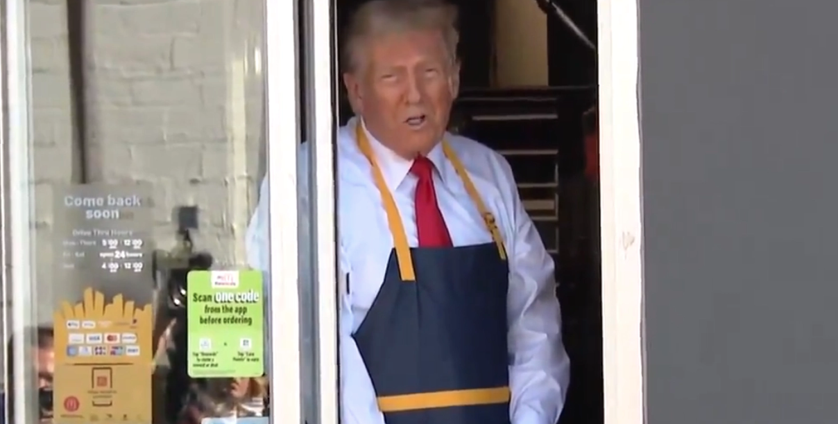 Trump jobbar på McDonald’s och håller presskonferens i drive-thru